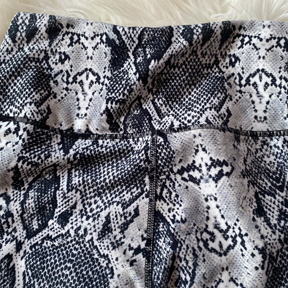 Balance Collection Snake skin Print Leggings White Grey Black Size Medium - Picture 5 of 7